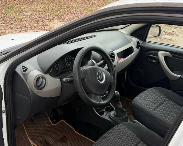 Білий Рено Логан, об'ємом двигуна 1.39 л та пробігом 211 тис. км за 2900 $, фото 9 на Automoto.ua