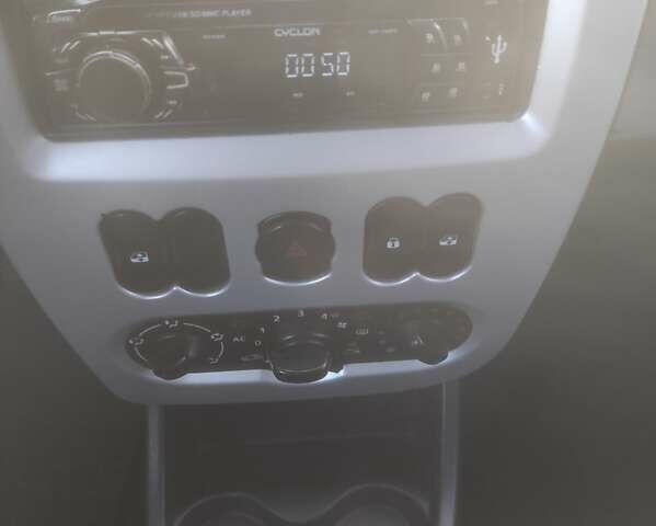 Білий Рено Логан, об'ємом двигуна 1.4 л та пробігом 180 тис. км за 3850 $, фото 12 на Automoto.ua