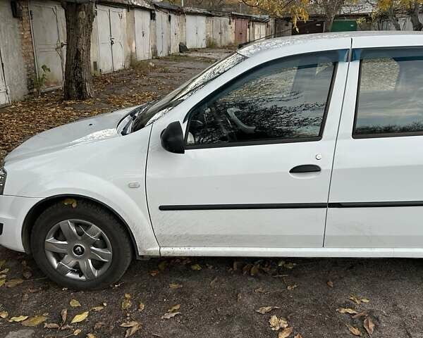 Білий Рено Логан, об'ємом двигуна 1.39 л та пробігом 174 тис. км за 5200 $, фото 2 на Automoto.ua