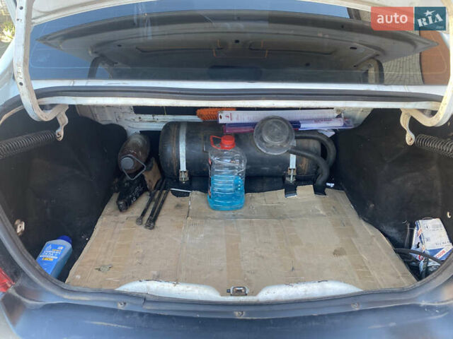 Белый Рено Логан, объемом двигателя 1.4 л и пробегом 262 тыс. км за 3500 $, фото 9 на Automoto.ua