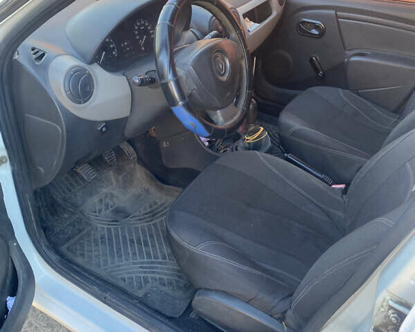 Белый Рено Логан, объемом двигателя 1.4 л и пробегом 262 тыс. км за 3500 $, фото 6 на Automoto.ua