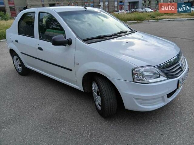 Белый Рено Логан, объемом двигателя 1.39 л и пробегом 192 тыс. км за 5100 $, фото 1 на Automoto.ua