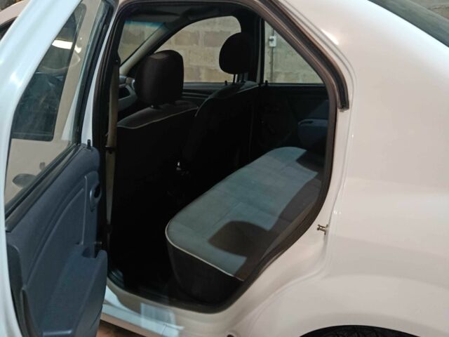 Білий Рено Логан, об'ємом двигуна 1.4 л та пробігом 200 тис. км за 3700 $, фото 2 на Automoto.ua