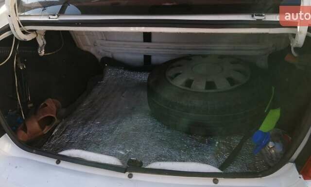 Білий Рено Логан, об'ємом двигуна 1.39 л та пробігом 320 тис. км за 3000 $, фото 5 на Automoto.ua