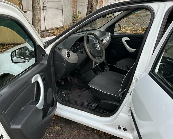 Білий Рено Логан, об'ємом двигуна 1.39 л та пробігом 174 тис. км за 5200 $, фото 3 на Automoto.ua