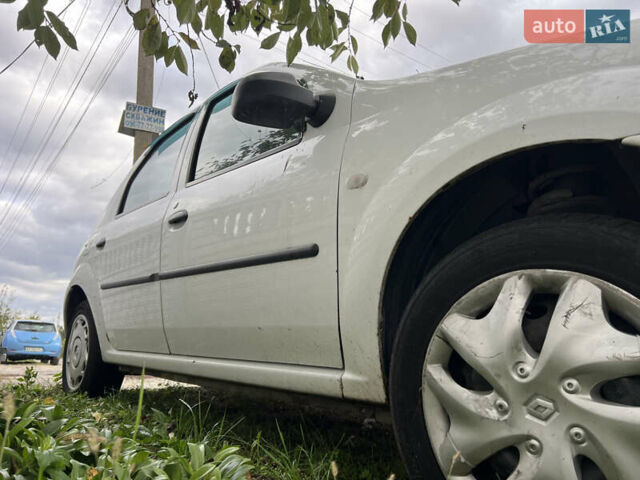 Белый Рено Логан, объемом двигателя 1.39 л и пробегом 250 тыс. км за 2000 $, фото 3 на Automoto.ua