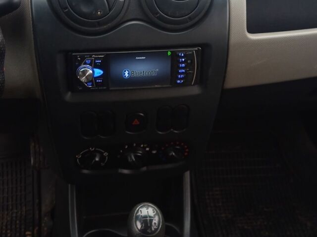 Белый Рено Логан, объемом двигателя 1.4 л и пробегом 254 тыс. км за 2750 $, фото 4 на Automoto.ua