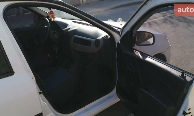 Білий Рено Логан, об'ємом двигуна 1.39 л та пробігом 320 тис. км за 3000 $, фото 14 на Automoto.ua