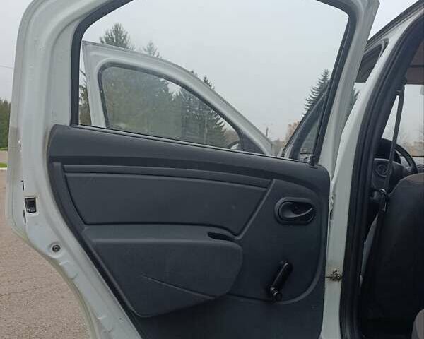 Белый Рено Логан, объемом двигателя 1.39 л и пробегом 146 тыс. км за 3250 $, фото 4 на Automoto.ua