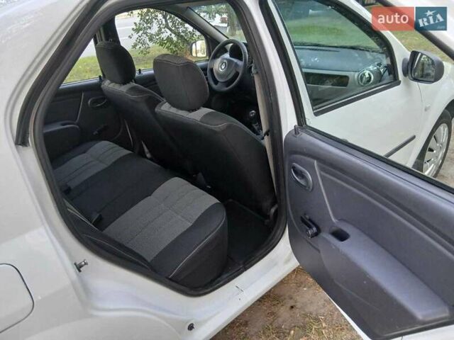 Білий Рено Логан, об'ємом двигуна 1.39 л та пробігом 192 тис. км за 5000 $, фото 9 на Automoto.ua