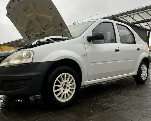 Белый Рено Логан, объемом двигателя 1.39 л и пробегом 241 тыс. км за 2700 $, фото 4 на Automoto.ua