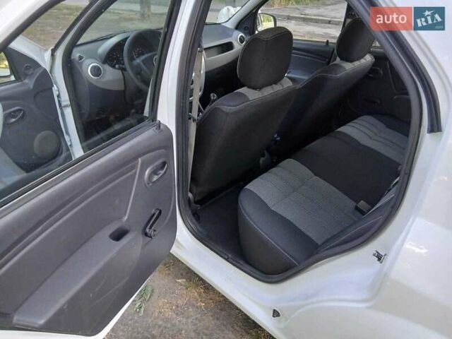 Білий Рено Логан, об'ємом двигуна 1.39 л та пробігом 192 тис. км за 5000 $, фото 7 на Automoto.ua
