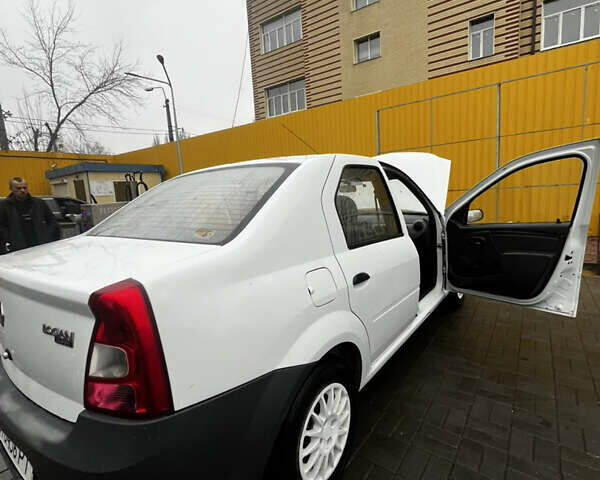 Белый Рено Логан, объемом двигателя 1.39 л и пробегом 241 тыс. км за 2700 $, фото 1 на Automoto.ua