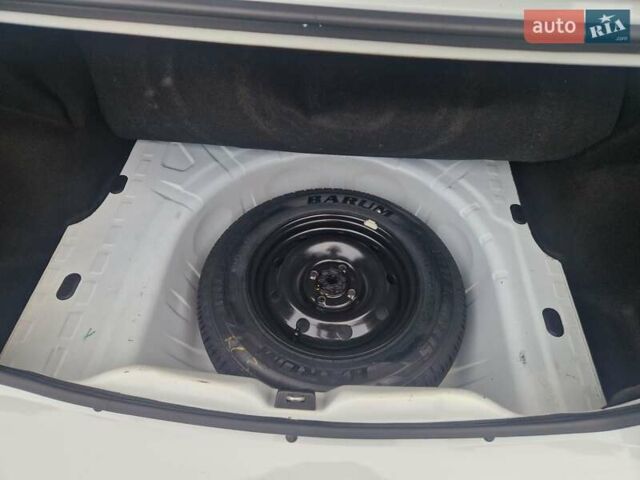 Белый Рено Логан, объемом двигателя 1.39 л и пробегом 53 тыс. км за 5500 $, фото 63 на Automoto.ua