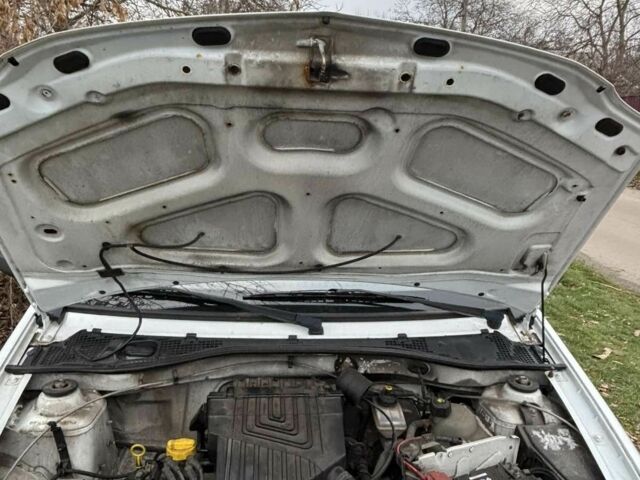 Белый Рено Логан, объемом двигателя 1.4 л и пробегом 246 тыс. км за 3500 $, фото 3 на Automoto.ua