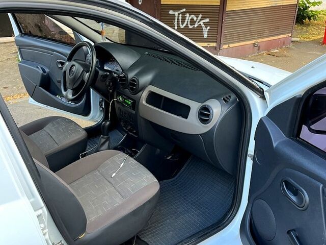 Білий Рено Логан, об'ємом двигуна 1.4 л та пробігом 78 тис. км за 4500 $, фото 12 на Automoto.ua