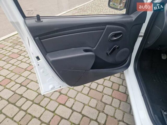 Белый Рено Логан, объемом двигателя 1.39 л и пробегом 53 тыс. км за 5500 $, фото 3 на Automoto.ua