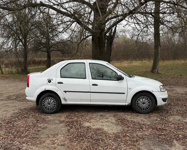 Білий Рено Логан, об'ємом двигуна 1.39 л та пробігом 211 тис. км за 2900 $, фото 4 на Automoto.ua