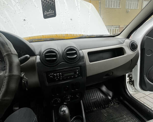 Белый Рено Логан, объемом двигателя 1.39 л и пробегом 241 тыс. км за 2700 $, фото 6 на Automoto.ua