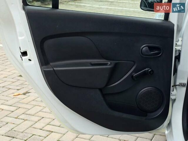 Рено Логан 2013 у Харкові на Automoto.ua Білий Рено Логан, об'ємом двигуна 1.15 л та пробігом 140 тис. км за 4399 $, фото 14 на Automoto.ua