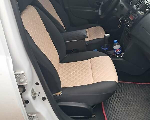 Белый Рено Логан, объемом двигателя 1.2 л и пробегом 300 тыс. км за 5000 $, фото 3 на Automoto.ua