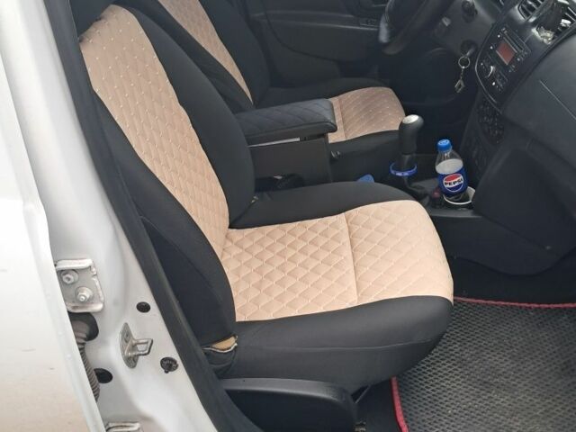 Белый Рено Логан, объемом двигателя 1.1 л и пробегом 300 тыс. км за 5500 $, фото 4 на Automoto.ua