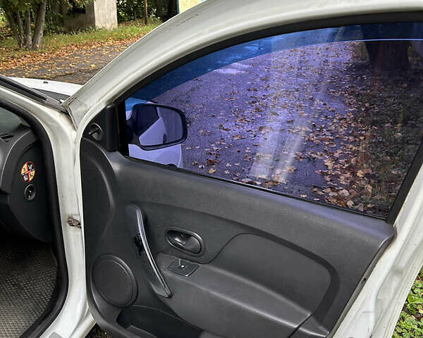 Білий Рено Логан, об'ємом двигуна 1.15 л та пробігом 353 тис. км за 3600 $, фото 17 на Automoto.ua