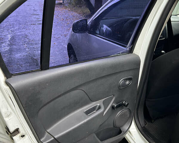 Білий Рено Логан, об'ємом двигуна 1.15 л та пробігом 353 тис. км за 3600 $, фото 13 на Automoto.ua