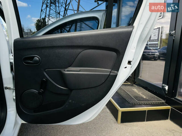 Белый Рено Логан, объемом двигателя 1.46 л и пробегом 151 тыс. км за 6600 $, фото 20 на Automoto.ua