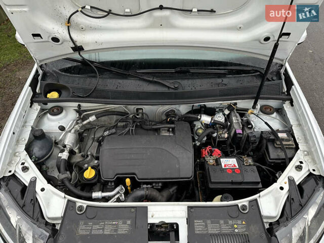 Белый Рено Логан, объемом двигателя 1.2 л и пробегом 277 тыс. км за 4200 $, фото 16 на Automoto.ua