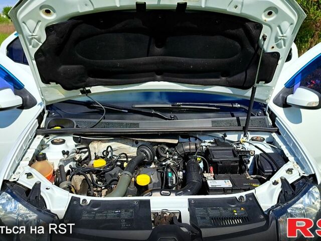 Белый Рено Логан, объемом двигателя 1.5 л и пробегом 287 тыс. км за 6000 $, фото 5 на Automoto.ua