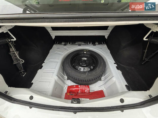 Білий Рено Логан, об'ємом двигуна 1.46 л та пробігом 78 тис. км за 7000 $, фото 2 на Automoto.ua