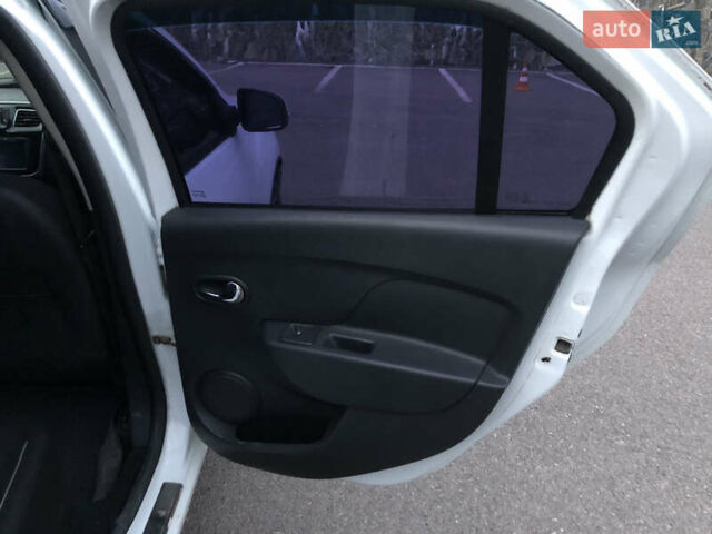 Білий Рено Логан, об'ємом двигуна 1.15 л та пробігом 243 тис. км за 4999 $, фото 15 на Automoto.ua