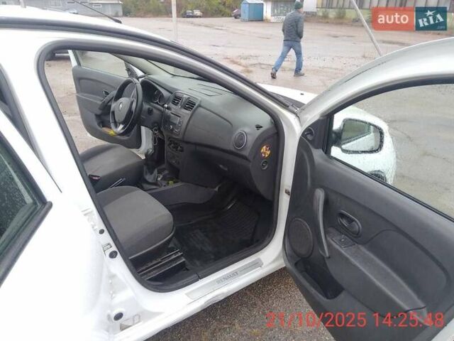 Білий Рено Логан, об'ємом двигуна 1.2 л та пробігом 350 тис. км за 3400 $, фото 7 на Automoto.ua