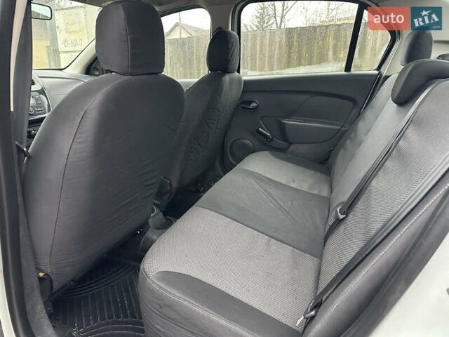 Білий Рено Логан, об'ємом двигуна 1.2 л та пробігом 277 тис. км за 4500 $, фото 13 на Automoto.ua