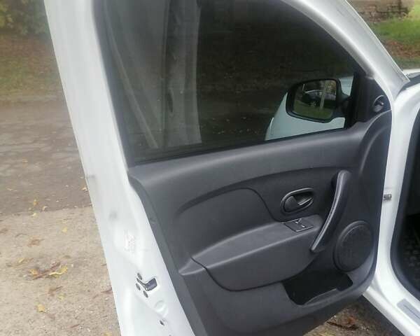 Білий Рено Логан, об'ємом двигуна 1.46 л та пробігом 230 тис. км за 4900 $, фото 9 на Automoto.ua