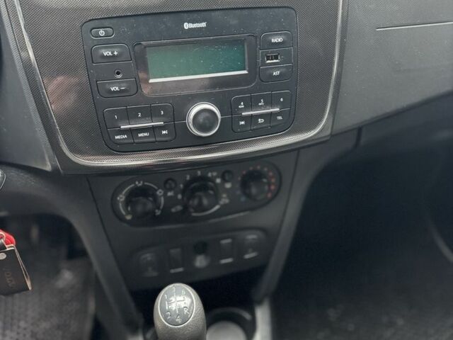 Белый Рено Логан, объемом двигателя 1.1 л и пробегом 360 тыс. км за 3300 $, фото 11 на Automoto.ua