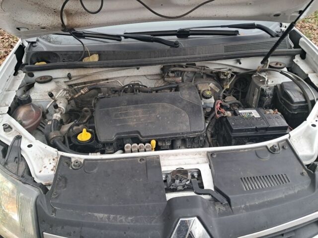 Белый Рено Логан, объемом двигателя 1.1 л и пробегом 300 тыс. км за 5500 $, фото 6 на Automoto.ua