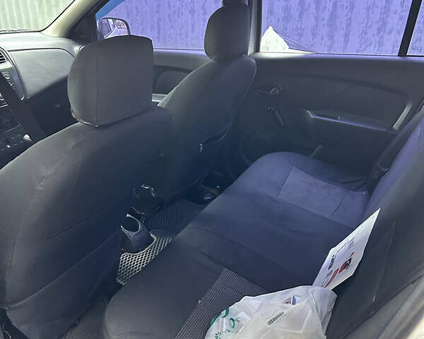 Білий Рено Логан, об'ємом двигуна 1.15 л та пробігом 353 тис. км за 3600 $, фото 14 на Automoto.ua