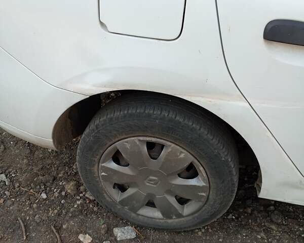 Білий Рено Логан, об'ємом двигуна 1.46 л та пробігом 320 тис. км за 3636 $, фото 1 на Automoto.ua