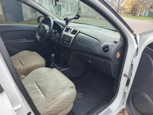 Білий Рено Логан, об'ємом двигуна 1.1 л та пробігом 220 тис. км за 3900 $, фото 4 на Automoto.ua