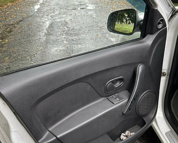 Білий Рено Логан, об'ємом двигуна 1.15 л та пробігом 353 тис. км за 3600 $, фото 11 на Automoto.ua