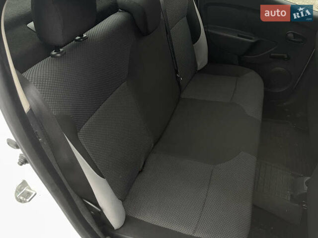 Білий Рено Логан, об'ємом двигуна 1.46 л та пробігом 230 тис. км за 4950 $, фото 7 на Automoto.ua