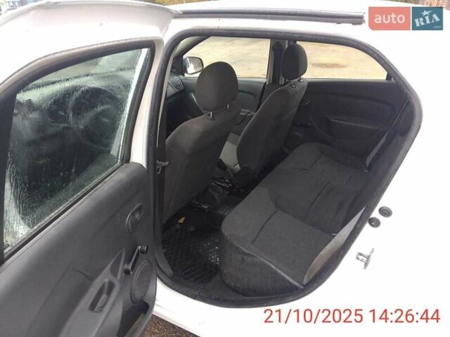 Білий Рено Логан, об'ємом двигуна 1.2 л та пробігом 350 тис. км за 3400 $, фото 8 на Automoto.ua