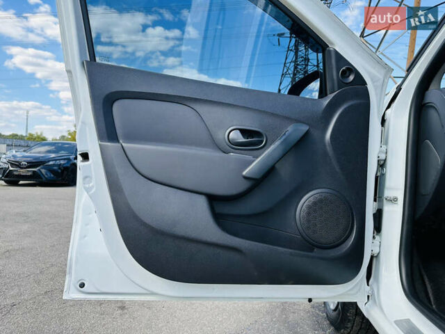 Белый Рено Логан, объемом двигателя 1.46 л и пробегом 151 тыс. км за 6600 $, фото 13 на Automoto.ua