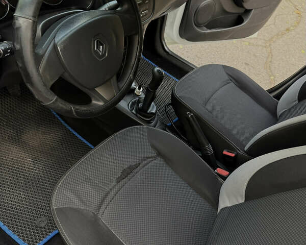 Рено Логан 2013 у Миколаєві на Automoto.ua Білий Рено Логан, об'ємом двигуна 1.15 л та пробігом 410 тис. км за 4300 $, фото 10 на Automoto.ua