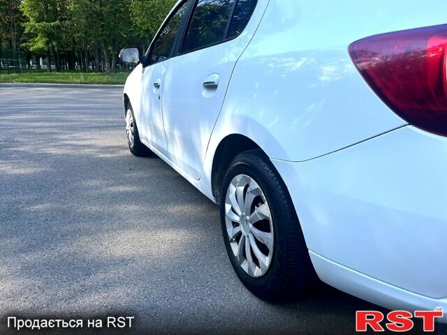 Белый Рено Логан, объемом двигателя 1.1 л и пробегом 189 тыс. км за 4200 $, фото 2 на Automoto.ua