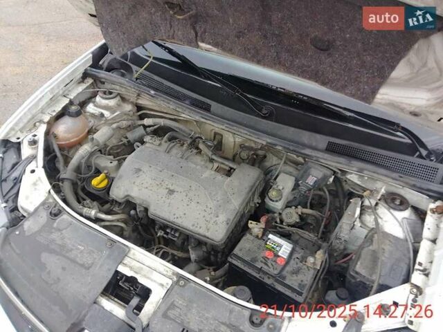 Білий Рено Логан, об'ємом двигуна 1.2 л та пробігом 350 тис. км за 3400 $, фото 4 на Automoto.ua