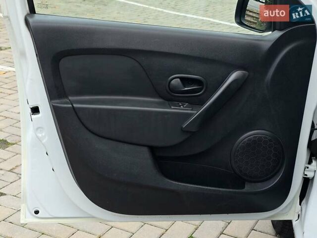 Белый Рено Логан, объемом двигателя 1.15 л и пробегом 140 тыс. км за 4399 $, фото 12 на Automoto.ua