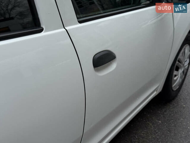 Белый Рено Логан, объемом двигателя 1.15 л и пробегом 324 тыс. км за 2999 $, фото 29 на Automoto.ua